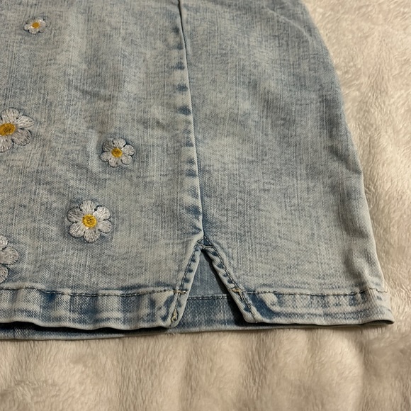 Wild Fable - Light Wash Denim Mini Skirt w/ Embroidered Daisies - Size: 00 - Picture 3 of 5